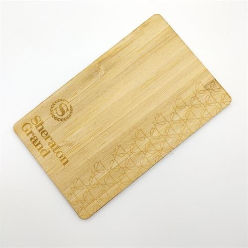 بطاقات عمل خشبية قابلة للبرمجة من خشب الخيزران RFID ISO14443A Smart NTAG213/216 NFC بطاقة مفتاح فندق خشبية