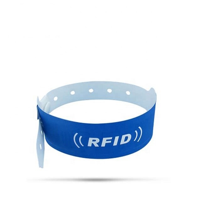 سوار معصم RFID قابل للاستخدام مرة واحدة بتقنية UHF H3 NFC PP مطبوع عليه ورق وأقمشة لتحديد الهوية الطبية