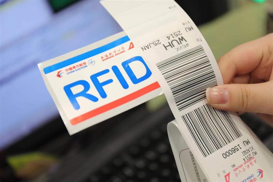 تستخدم شركات الطيران تقنية تحديد الترددات الراديوية (RFID) لتحسين إدارة معدات الطوارئ