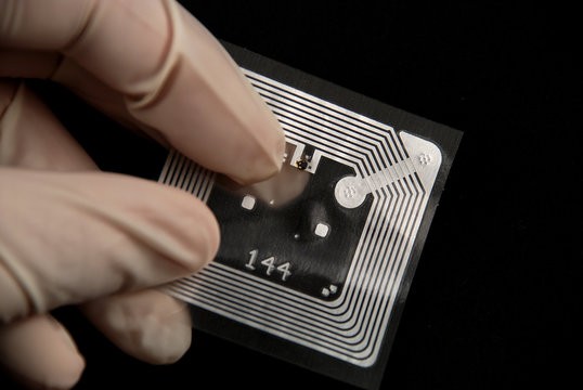 تصبح تقنية تحديد الهوية بموجات الراديو (RFID) بمثابة تعويذة لمكافحة التزييف وإدارة تتبع العناصر الخاصة