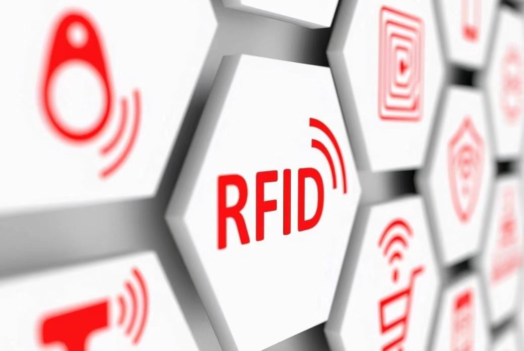 ما هي مزايا علامات RFID مقارنة بالرموز الشريطية العادية؟