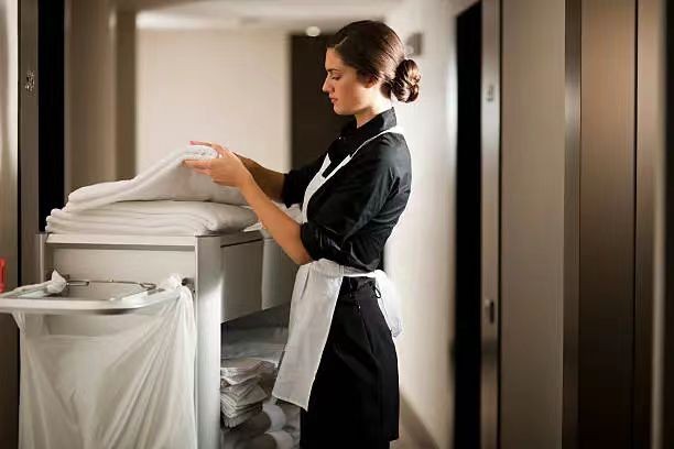 كيف يمكن للمنسوجات استخدام تقنية RFID لإدارة عمليات الغسيل والمخزون على دفعات؟