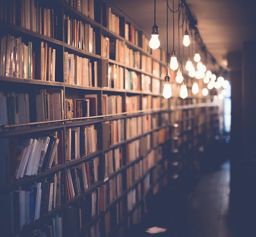 قوة ملصقات الكتب بتقنية تحديد الترددات الراديوية (RFID)