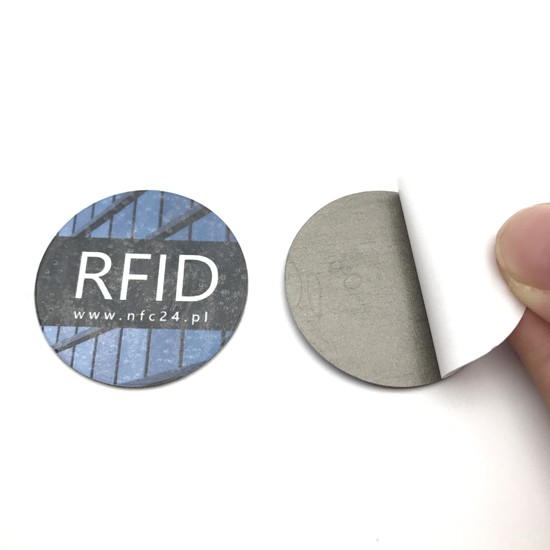 علامة UHF المضادة للمعادن بتقنية RFID لنظام الإدارة