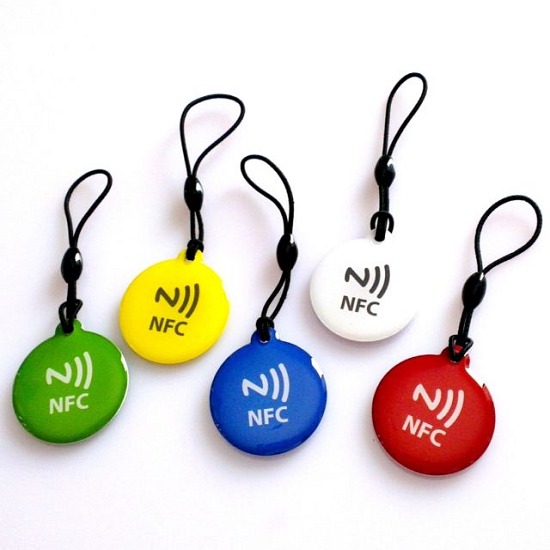 علامة الكريستال الإيبوكسي على شكل NFC