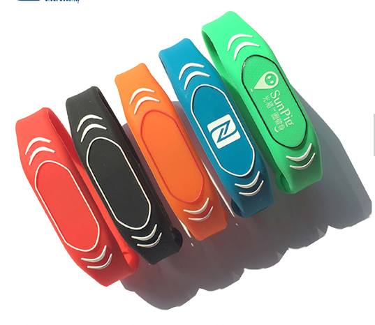 سوار معصم سيليكون RFID قابل للبرمجة وقابل للتعديل ومقاوم للماء بتردد 13.56 ميجاهرتز لحمام السباحة