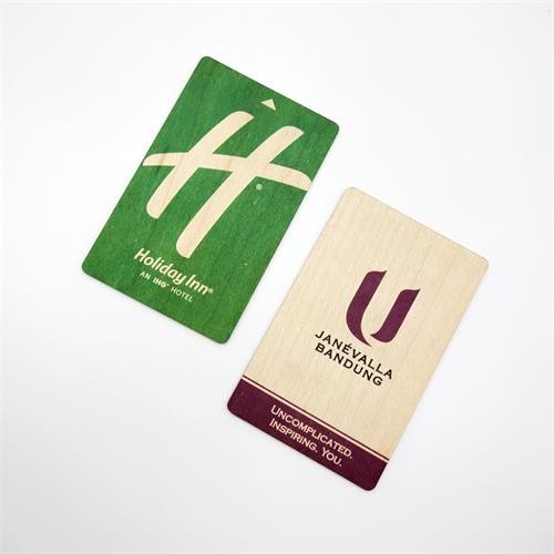 بطاقات عمل خشبية قابلة للبرمجة من خشب الخيزران RFID ISO14443A Smart NTAG213/216 NFC بطاقة مفتاح فندق خشبية