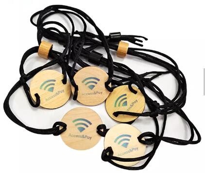 سوار خشبي مزود بحزام بتقنية تحديد الترددات الراديوية (RFID) لتذكرة الحدث الأكثر مبيعًا