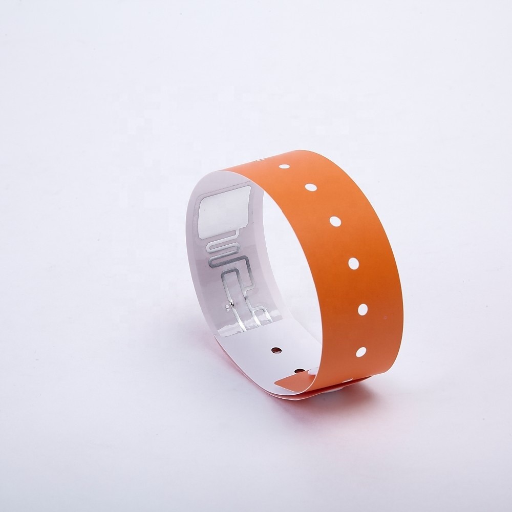 سوار معصم RFID قابل للاستخدام مرة واحدة بتقنية UHF H3 NFC PP مطبوع عليه ورق وأقمشة لتحديد الهوية الطبية