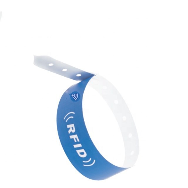سوار معصم RFID قابل للاستخدام مرة واحدة بتقنية UHF H3 NFC PP مطبوع عليه ورق وأقمشة لتحديد الهوية الطبية