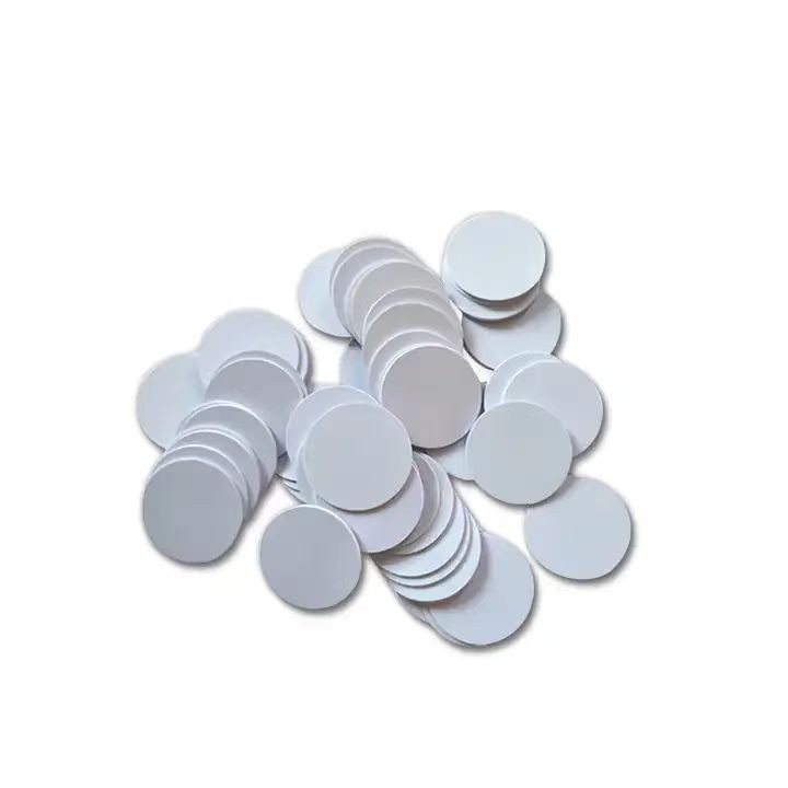 بطاقة RFID دائرية مضادة للمعادن بتردد 13.56 ميجاهرتز NFC PVC قرص عملة معدنية مع ملصق لاصق