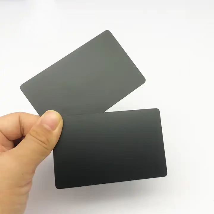 بطاقات عمل معدنية مخصصة بدون تلامس، لون أسود غير لامع، مزودة برقاقات RFID وNFC