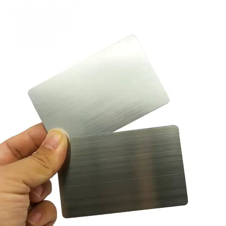 بطاقات عمل معدنية مخصصة بدون تلامس، لون أسود غير لامع، مزودة برقاقات RFID وNFC