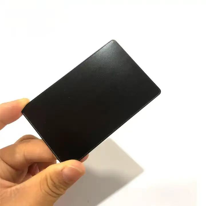 بطاقات عمل معدنية مخصصة بدون تلامس، لون أسود غير لامع، مزودة برقاقات RFID وNFC
