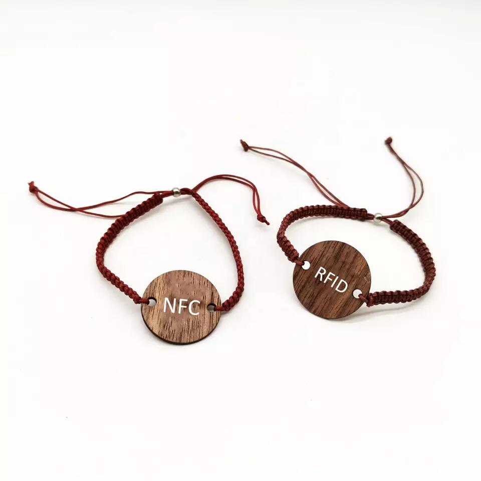 سوار خشبي مخصص قابل للتعديل بشعار RFID ونقش خشبي منسوج يدويًا وسوار NFC