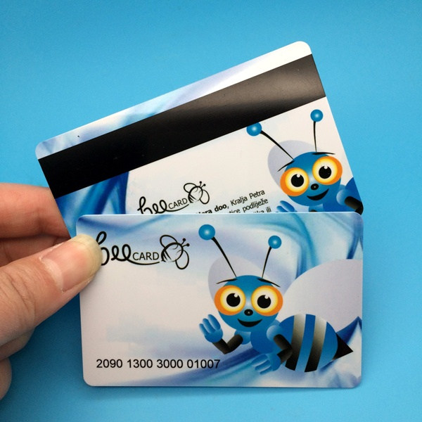 بطاقة شريط مغناطيسي CR80 بلاستيكية ملونة من مادة PVC مع طباعة الرقم التسلسلي