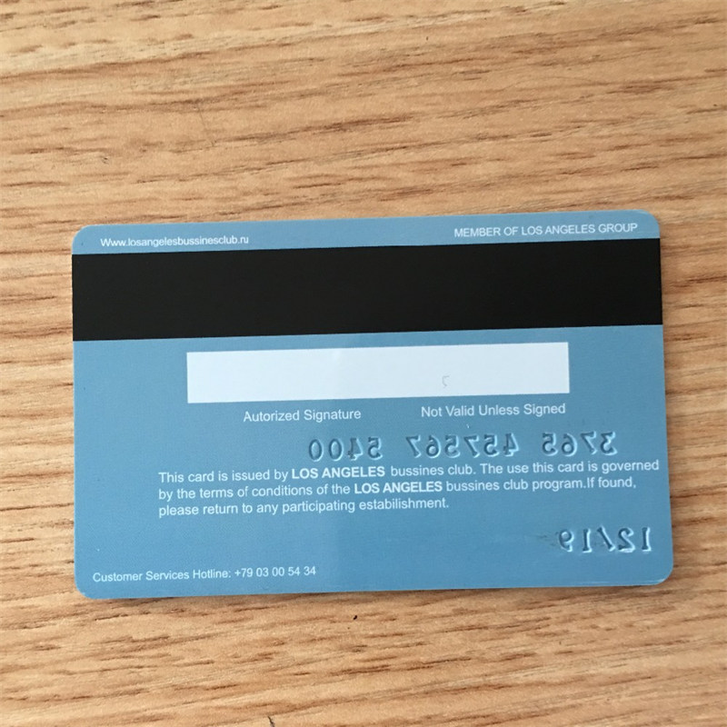 بطاقة شريط مغناطيسي CR80 بلاستيكية ملونة من مادة PVC مع طباعة الرقم التسلسلي