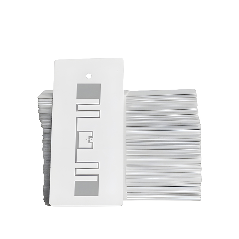 RFID clothing label with UHF chip and antenna design