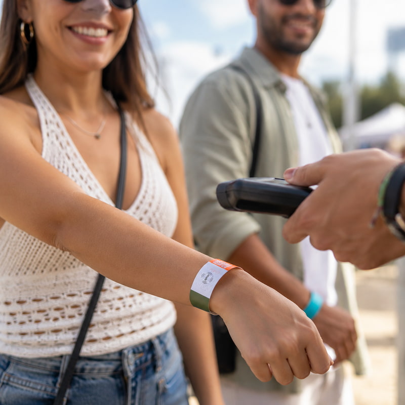 أساور المعصم بتقنية RFID المصنوعة من السيليكون مقابل الأساور التي تستخدم لمرة واحدة: أيهما أفضل للفعاليات؟
